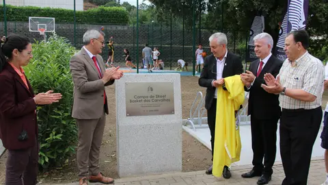 Inauguración de la Rua Dr. Francisco Rodrigues de Araújo: Las autoridades descubren la placa de la nueva calle, un homenaje a una figura clave.