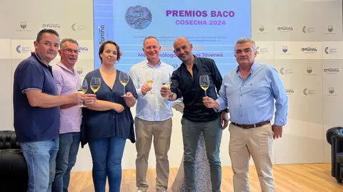 O alcalde do Porriño, Alejandro Lorenzo, xunto a Pablo Estévez e outras autoridades, na Casa Consistorial.