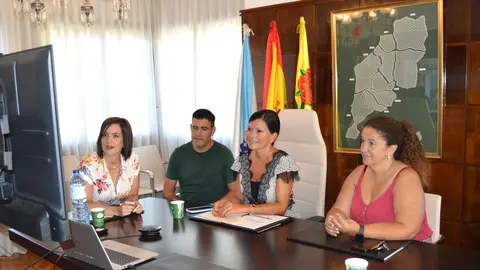 A alcaldesa de Mos, Nidia Arévalo, xunto aos concelleiros Julia Loureiro e Leo Costas, durante a videoconferencia co alcalde de Pezinok.