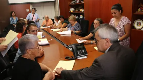 O presidente da Câmara Municipal de Arcos de Valdevez, ladeado por algumas das 12 famílias beneficiadas pelos apoios à recuperação habitacional.