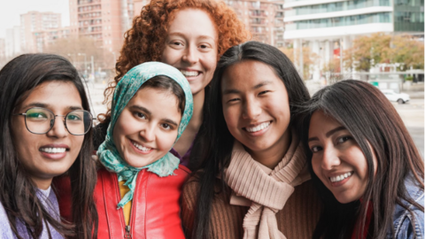 Diversidad y fortaleza: Rostros de mujeres de distintas nacionalidades que lideran la movilidad internacional.