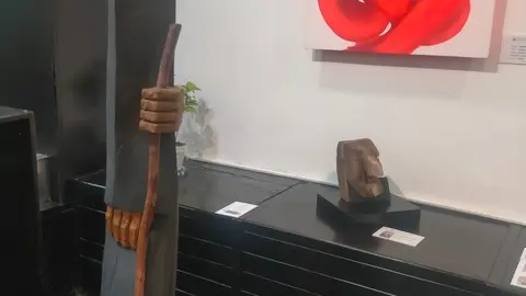 Detalle de la obra de Tino Canicouba, donde la madera cobra vida en las Galerías Durán.
