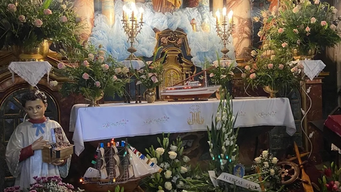 El impresionante retablo de la Virgen del Carmen en la excolegiata de Cangas, epicentro de la devoción marinera del pueblo.