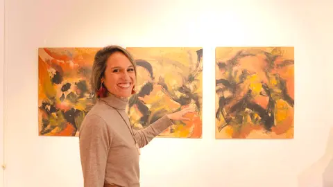 Pilar Franco ante una de las obras de "Miradas Emergentes", su nueva exposición en Sanxenxo que invita a la introspección y la conexión con el mar.