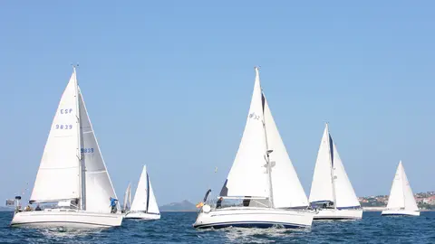 Algunos de los veleros participantes en la XIII Regata Golfo Ártabro, navegando con destreza en la primera etapa entre A Coruña y Sada.