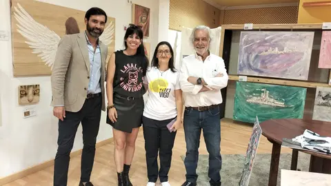 El arte cobra vida en #artVIGO: Gorka Gómez (Concejal de Cultura de Vigo), Virginia Álvarez (artista coexpositora), Uma (la protagonista del bolígrafo BIC) y el galerista Beny Fernández, motor de la iniciativa.
