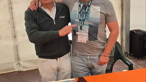 Ángel Varela con el director de DL-G, Roberto Ledo, en En Camiño, Miño, A Coruña.