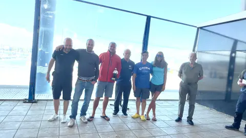 Sonrisas de victoria para la tripulación del 'Golfiño' de José Naya, vencedores de la desafiante XIII Regata Golfo Ártabro en condiciones de fuerte viento.