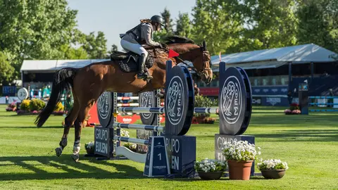 Un caballo y su jinete en plena acción, superando un obstáculo con elegancia durante el Campeonato Europeo de Saltos FEI 2025 en Casa Novas.