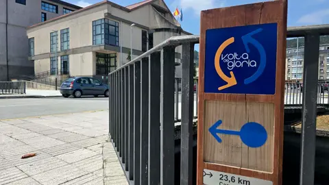 Nueva señalización de la Volta de Gloria en Carnota y Cee. Flechas azules y postes de madera guían ya a los caminantes por este itinerario circular que conecta el Camino de Fisterra-Muxía y el Camino de la Ría de Muros-Noia, consolidándose como una opción turística clave para este verano en Galicia.
