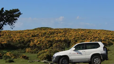 El vehículo del CSIC, en la Serra da Barbanza, listo para la campaña arqueológica que desvelará los secretos del megalitismo gallego.