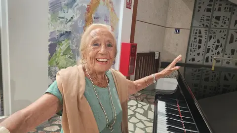 Marita Vázquez de la Cruz al piano, sorprendiendo a los asistentes de #artVIGO con su talento y una actuación espontánea en las Galerías Durán.