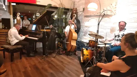 Alfonso Medela Trío en plena actuación, listos para deleitar al público con su jazz en las Galerías Durán, como parte de #artVIGO.