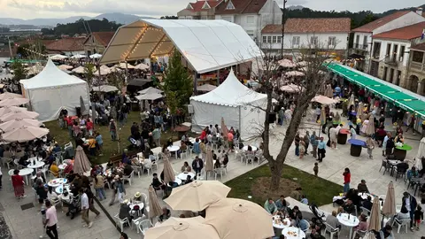 La Praza do Calvario de O Rosal, epicentro de la XXXIII Feira do Viño: Una panorámica que captura la esencia de un evento extraordinario.