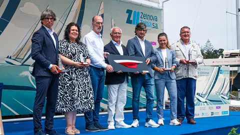 Autoridades del 50º Trofeo Conde de Gondomar posan con los trofeos que reconocerán la excelencia y el esfuerzo en esta edición histórica. CALRA GIRALDO.