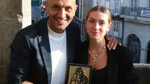 Aroa con el alcalde do Porriño, Alejandro Lorenzo.