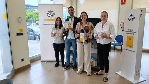 Rita Pérez, concejala de Turismo, Miguel Blanco, jefe de sector de oficinas de Correos, Nuria Freire, directora de la oficina de Correos de Redondela, y Patricia Rodríguez, jefa de equipo.