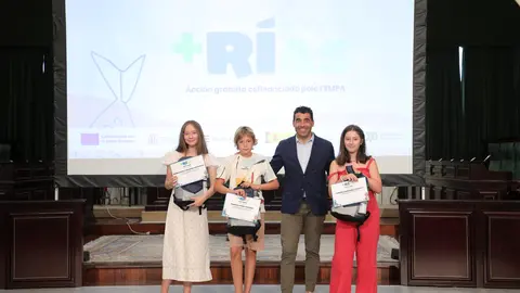 El presidente de la Deputación de Pontevedra, Luis López, junto a los jóvenes premiados del proyecto +Rías, que reconoce su compromiso con la biodiversidad y el medio ambiente de las Rías Baixas.