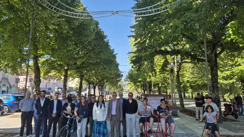 A Avenida Recontro de Valdevez reaberta, com o Presidente Olegário Gonçalves (centro) e autoridades, celebrando a revitalização e a mobilidade para os cidadãos de Arcos de Valdevez.
