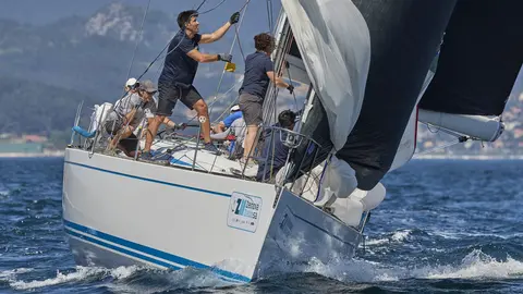El Yess Too de Rui Ramada, del Monte Real Club de Yates, navega con maestría en la segunda jornada del 50º Trofeo Conde de Gondomar, donde se alzó como el gran vencedor del Carrumeiro Chico. . LALO R VILLAR.