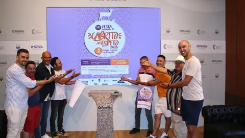 El alcalde de O Porriño, Alejandro Lorenzo, junto a los organizadores de la Asociación Cabrito ao Espeto, presenta la decimocuarta edición de la fiesta, que se celebrará el 3 de agosto en Chenlo.