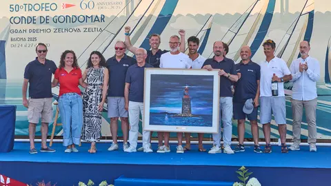 La tripulación del Yess Too, con su patrón Rui Ramada a la cabeza, celebra la victoria en la 50ª edición del Trofeo Conde de Gondomar - Gran Premio Zelnova Zeltia, consolidando su dominio en la clase ORC.