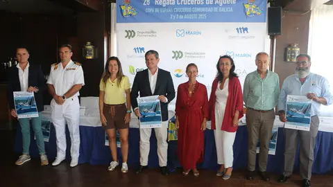 Los presentadores del evento, de izquierda a derecha
Comodoro Club, Antonio Carballo Pazos;   Jefe de Estudios de la Escuela Naval Militar, capitán de fragata Juan Moreno Ochoa ; Directora de Deportes de la Deputación de Pontevedra, Xisela Aranda Núñez; Presidente  del Club, Gonzalo Carbó de Haya; bisnieta del Capitán de Corbeta Jaime Janer, Rocío Jaquotot Núñez; Alcaldesa del Concello de Marín, María Ramallo Vázquez; Presidente del Puerto de Marin, José Benito Suárez Costa  y el Presidente de la Real Federación Gallega de Vela, Manuel Villaverde Fernández.