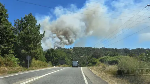 Monte Castelo, parroquia de Pesqueiras, en llamas con peligro para las viviendas.