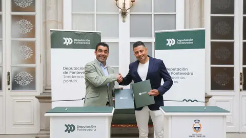 El presidente de la Deputación de Pontevedra, Luis López, y el alcalde de Ponte Caldelas, Andrés Díaz, sellan el acuerdo para el parque termal.
