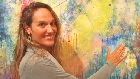 Pilar Franco junto a una de sus obras en 'Miradas Emergentes', su nueva exposición en Sanxenxo.