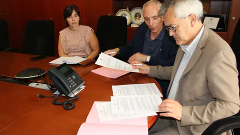 O Presidente da Câmara Municipal, Olegário Gonçalves,  e o Padre Orlando Fernandes Carreira formalizam o acordo que trará uma nova ERPI a Loureda.