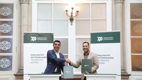 El presidente de la Deputación, Luis López, y el alcalde de Caldas de Reis, Jacobo Pérez, tras la firma del convenio de mejora del Campo da Torre.
