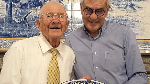 O presidente entrega um presente ao homenageado.