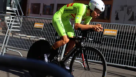 Adrián Fajardo, del equipo Vigo-Rías Baixas, durante la Vuelta a la Provincia de Zamora.