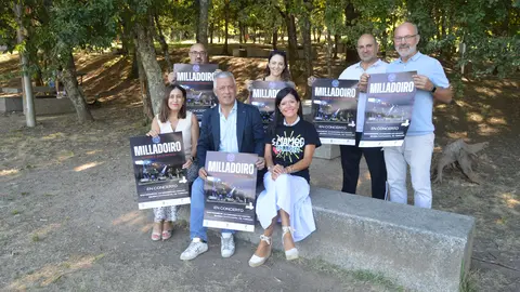 La alcaldesa de Mos, Nidia Arévalo, junto al secretario xeral da Lingua, Valentín García, concejales y miembros de la Comisión de Fiestas de Torroso, durante la presentación del concierto de Milladoiro, que tendrá lugar el 7 de agosto en la parroquia mosense.