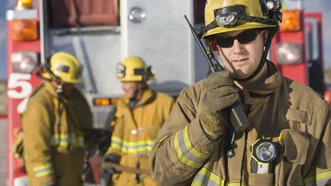 Bombero usando walkie talkie.