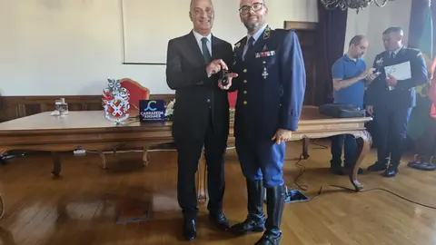 O Presidente da Câmara Municipal de Carrazeda de Ansiães, João Gonçalves, e o Coronel Lobo de Carvalho, Comandante do Comando Territorial de Bragança da GNR, no momento da assinatura do protocolo que formaliza o projeto E-Guard.