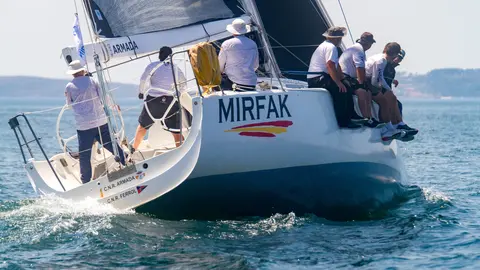 'Mirkak', en primer término, vencedor hoy de la Clase Regata Concello de Marín  y del Trofeo Jaime Janer Luz Solidaria.