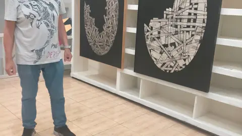 El artista Javier Pena posa ante sus obras de la serie 'Construcciones', que se exhiben en las Galerías Durán de Vigo.