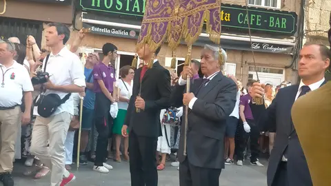 El periodista Fernando Franco portando el estandarte. M. ESTÉVEZ.