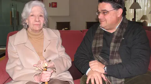Ana María Matute con un jovencísimo Alberto Barciela.