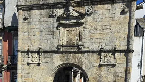 La puerta del Castillo del Puente,​ también conocida como Puerta de Carlos V,
