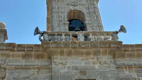 El nuevo campanario de la iglesia de Santa María de Reboreda en Redondela, reconstruido tras ser destruido por un rayo en 2022.
