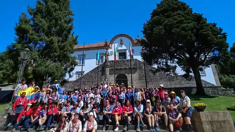 Recordando la visita del año pasado: más de 100 escuteiros llenaron Ponte de Lima de color y energía, disfrutando de la cultura y el patrimonio local durante el 15º World Scout Moot.