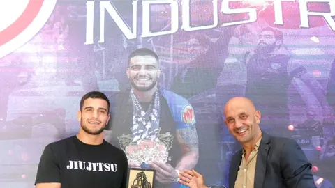 O alcalde do Porriño, Alejandro Lorenzo, recibe a Sergio Fernández Bacelo na casa do Concello para felicitalo polos seus campionatos e recoñecer a súa impresionante traxectoria deportiva.