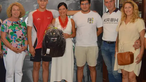 A alcaldesa de Mos, Nidia Arévalo, xunto ao nadador Marcos Garabatos e a súa familia durante a recepción institucional no Concello, onde se recoñeceu o éxito deportivo do mozo.