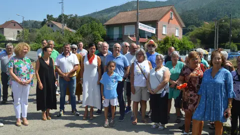 La alcaldesa de Mos, Nidia Arévalo, junto a los vecinos de Louredo, durante la denuncia pública de la demora en las obras de seguridad vial del peligroso cruce de O Tablado.