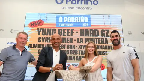 El alcalde de O Porriño, Alejandro Lorenzo, junto a los organizadores del Negrita Music Festival, en la presentación oficial del cartel que traerá a la localidad a destacadas figuras de la música urbana.