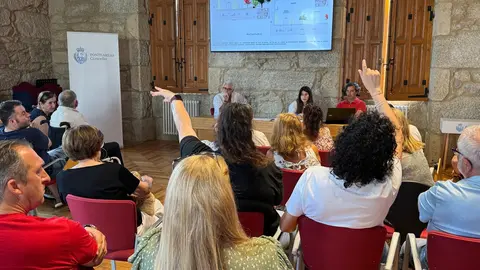 El gobierno local de Ponteareas presentó a los vecinos el proyecto de reurbanización de la zona, que busca mejorar la accesibilidad y las zonas verdes.