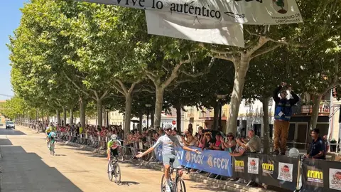 Éric Igual celebra su victoria en la Vuelta Ciclista a Camporrobles, su tercer triunfo de la temporada.